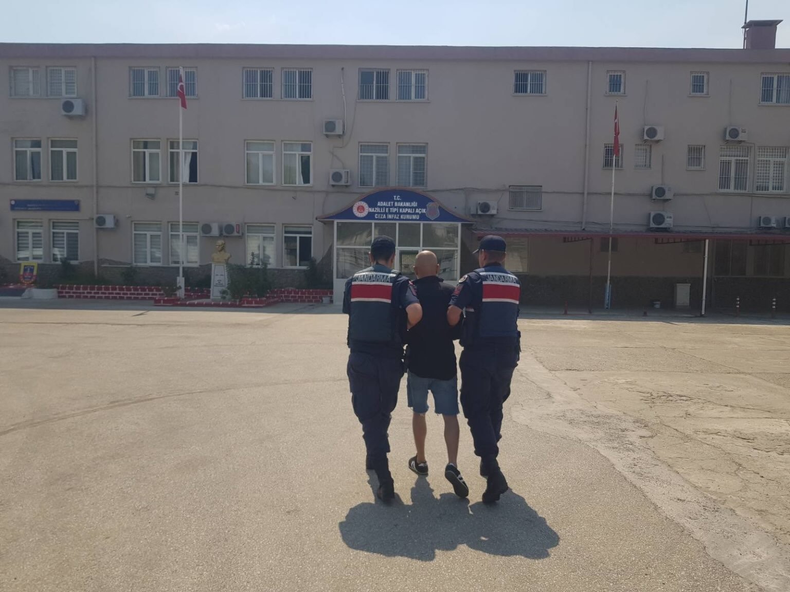 Karacasu’da 10 yıl hapis cezası bulunan şahıs yakalandı
