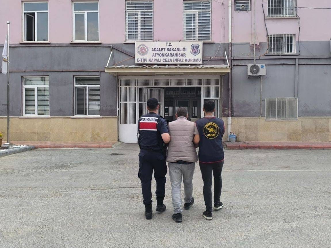 Afyonkarahisar’da 16 yıl 3 ay hapis cezasıyla aranan şahıs yakalandı
