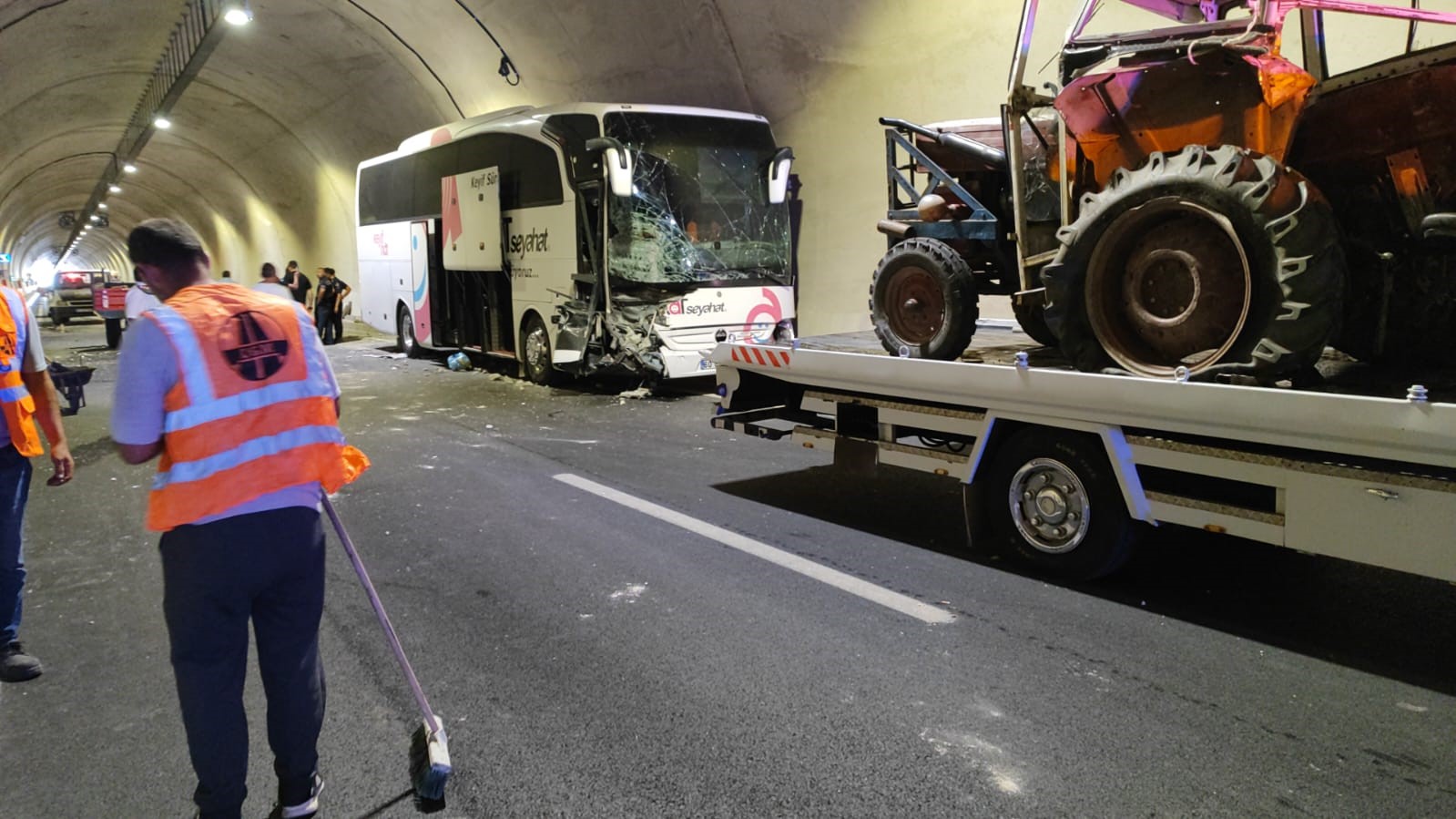 Amasya’da tünelde yolcu otobüsüyle traktör çarpıştı: 1 yaralı
?v=1