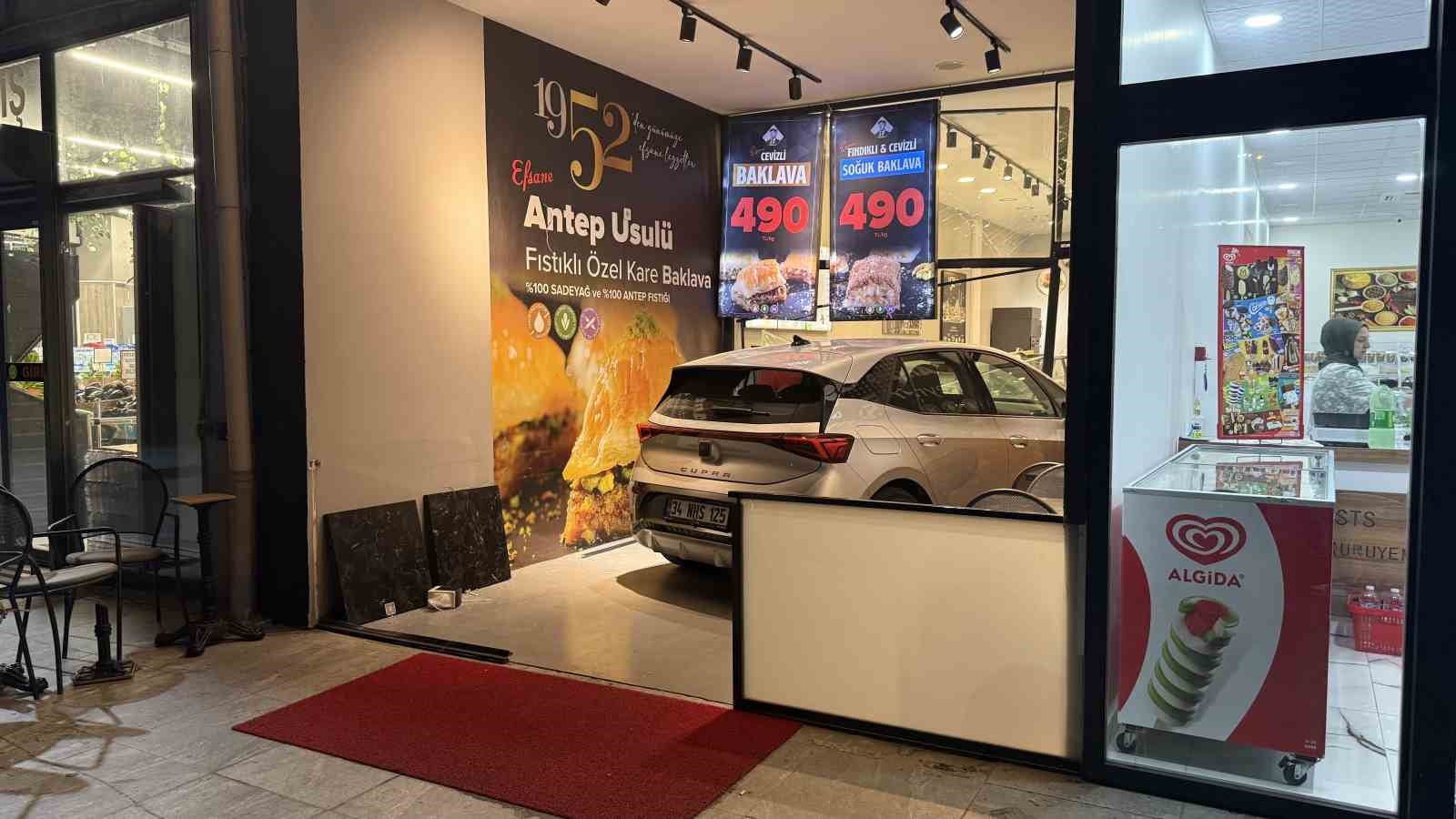 Küçükçekmece’de kontrolden çıkan elektrikli araç pastaneye girdi
?v=1