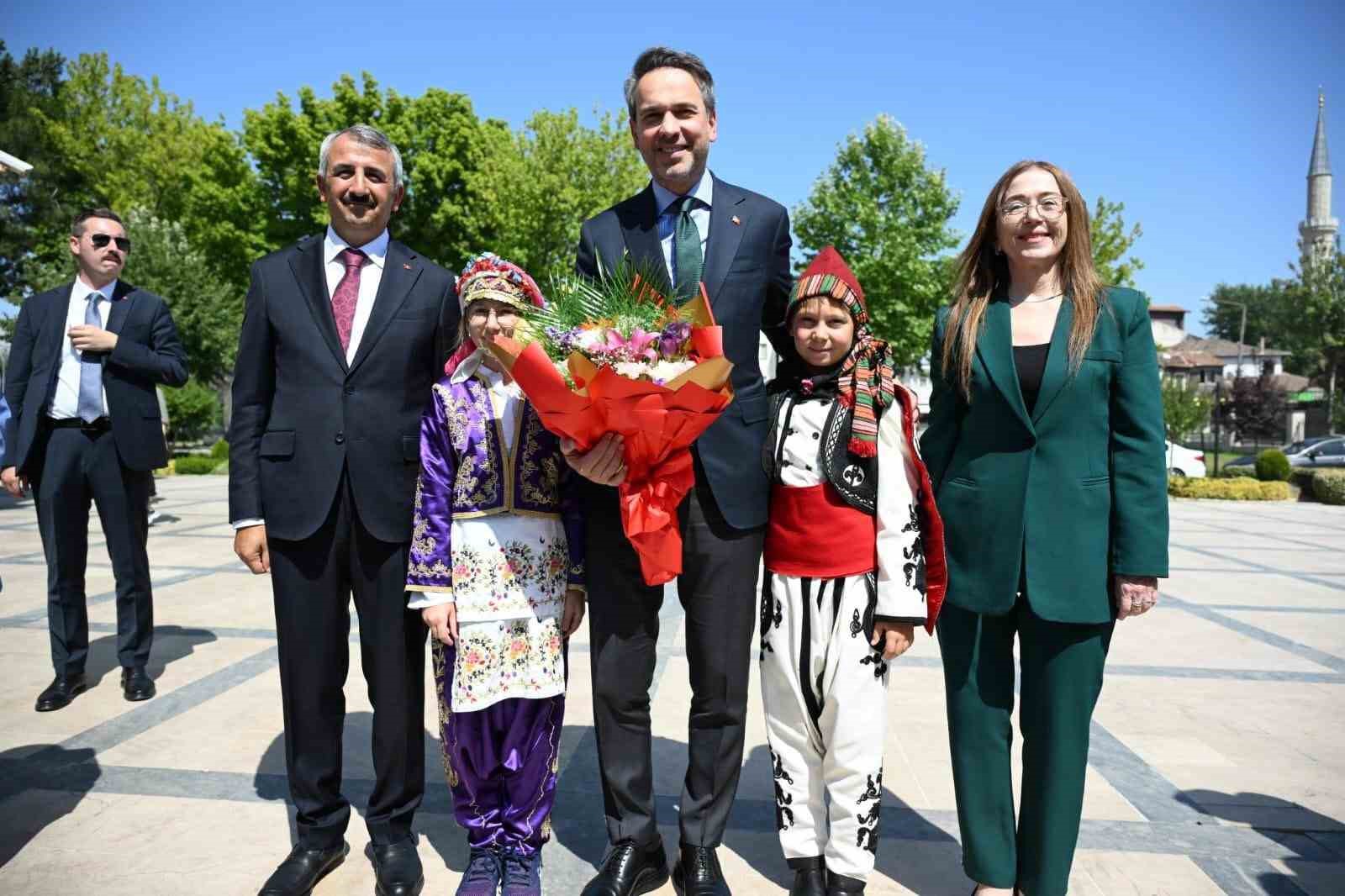 Bakan Bayraktar’dan Edirne Valiliğine ziyaret
?v=1