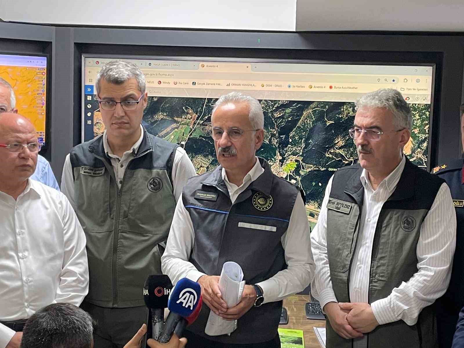 Bakan Uraloğlu:  2 mahallemiz boşaltıldı. Yangından dolayı yaralanan hiç kimse yok 
?v=1