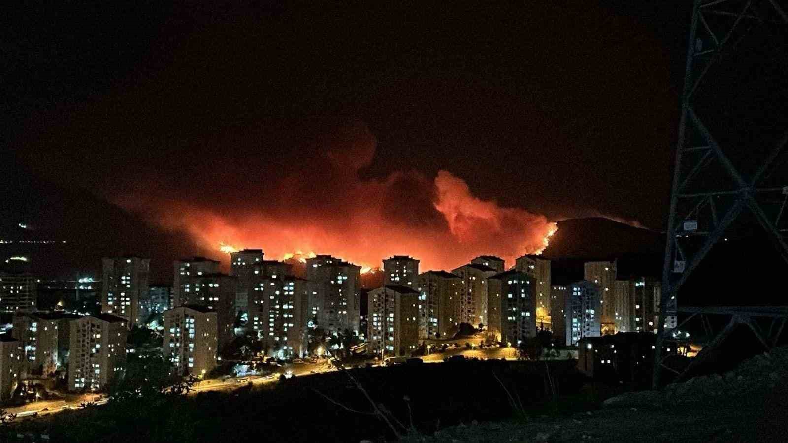 Bursa’daki orman yangını geceyi gündüze çevirdi... Alevler havadan görüntülendi
?v=1