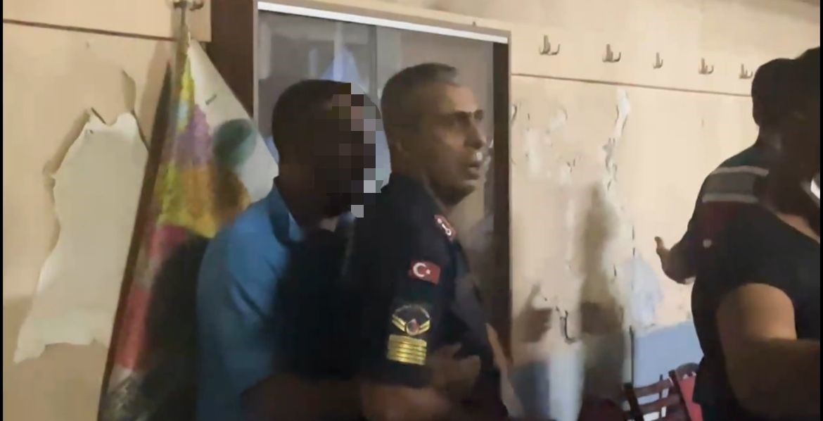 Yangın yerinde hırsızlık iddiası ortalığı böyle karıştırdı... Tekme tokat dövüldü, jandarma kurtardı
?v=1
