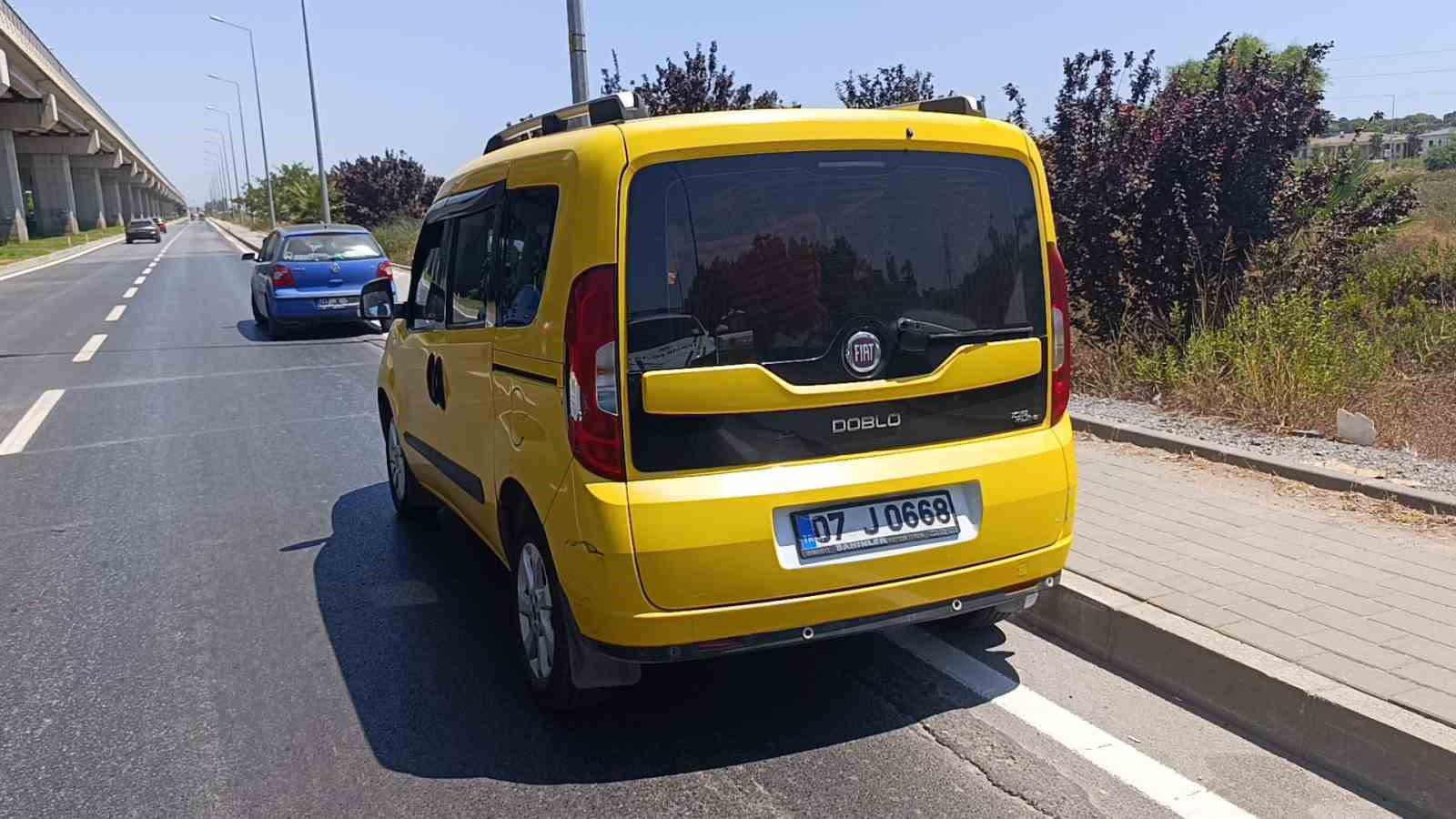 Müşteri almak için duran taksiye çarptı: 1 yaralı
?v=1
