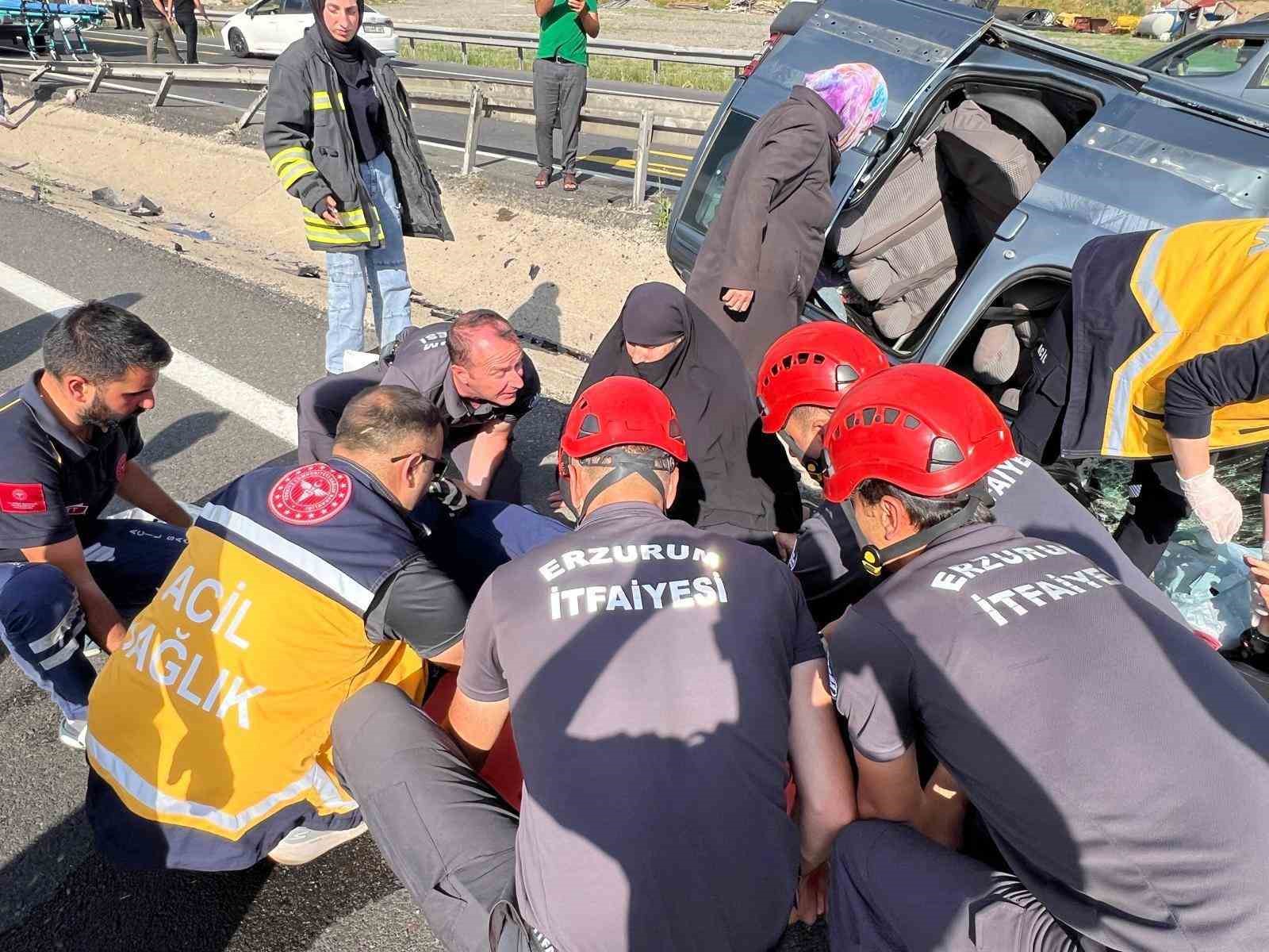İtfaiye araçta sıkışan 5 kişiyi çıkardı
?v=1