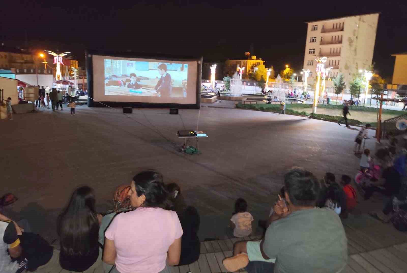 Hakkari’de açık hava sinema günlerine yoğun ilgi
?v=1