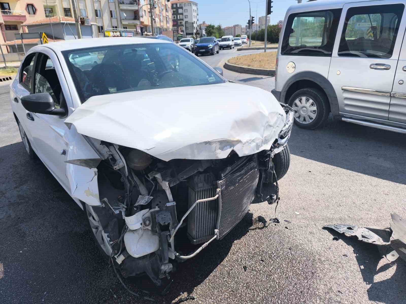 Çorum’da üç aracın karıştığı zincirleme kazada 1’i çocuk 8 kişi yaralandı
?v=1