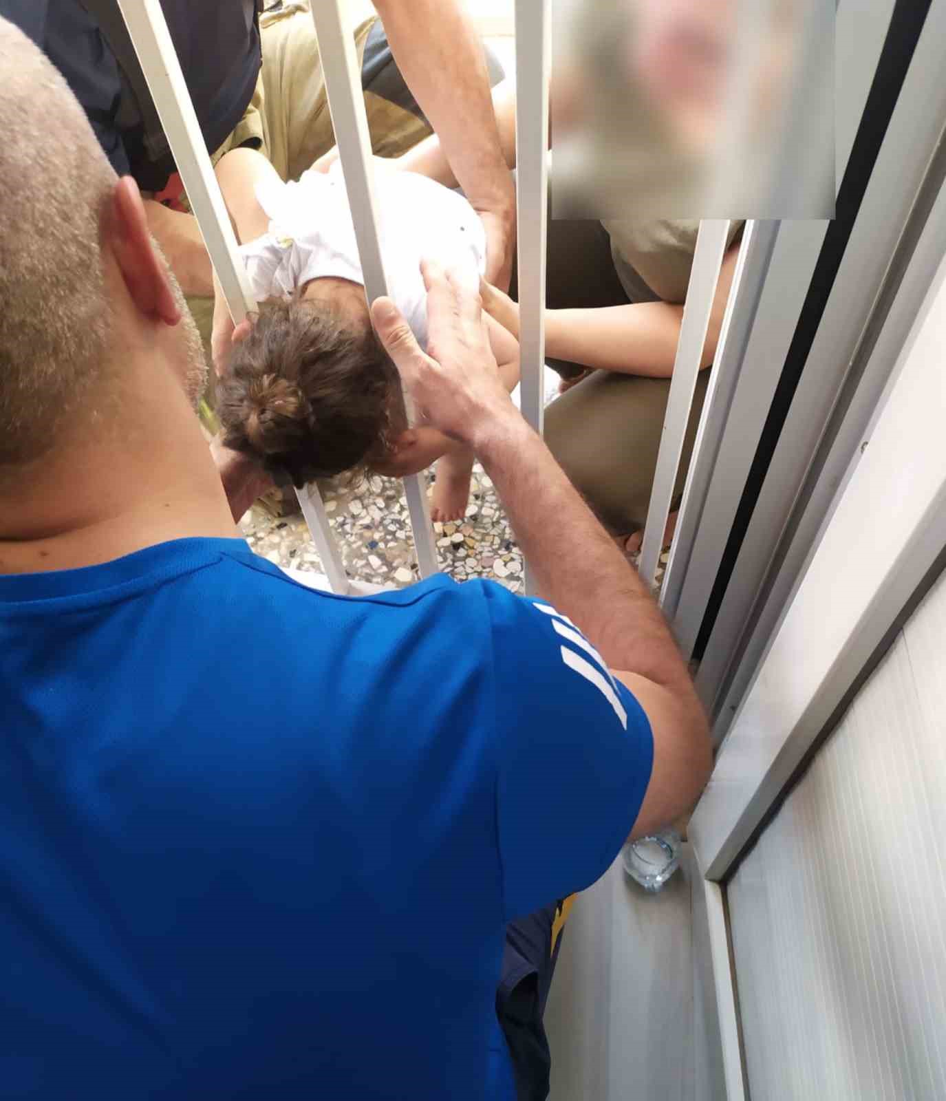 Balkon demirlerine sıkışan 1 yaşındaki bebeği sağlık ekipleri kurtardı
?v=1