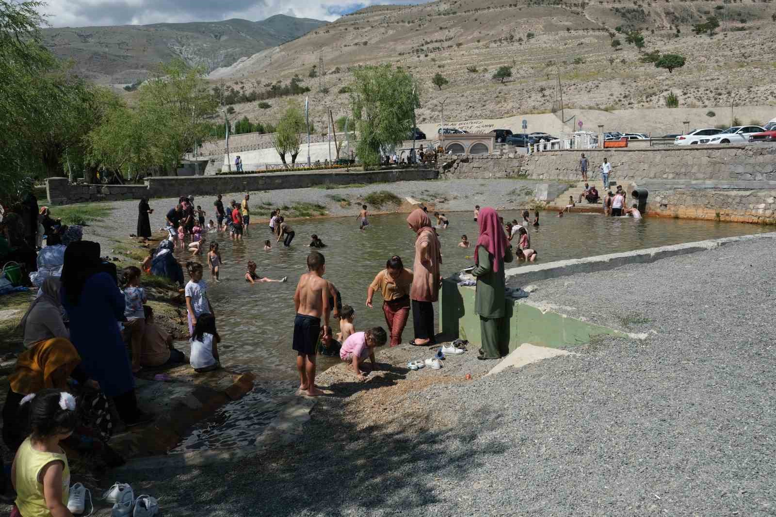 Sıcaktan bunalan çocuklar havuzda serinledi
?v=1