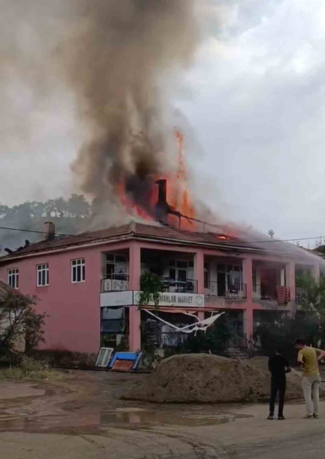 Elazığ’da çatı yangını, itfaiye tarafından söndürüldü
?v=1