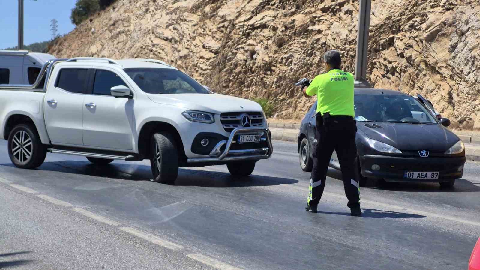 Dilan Çıtak, polisin üzerine araba sürdü
?v=1