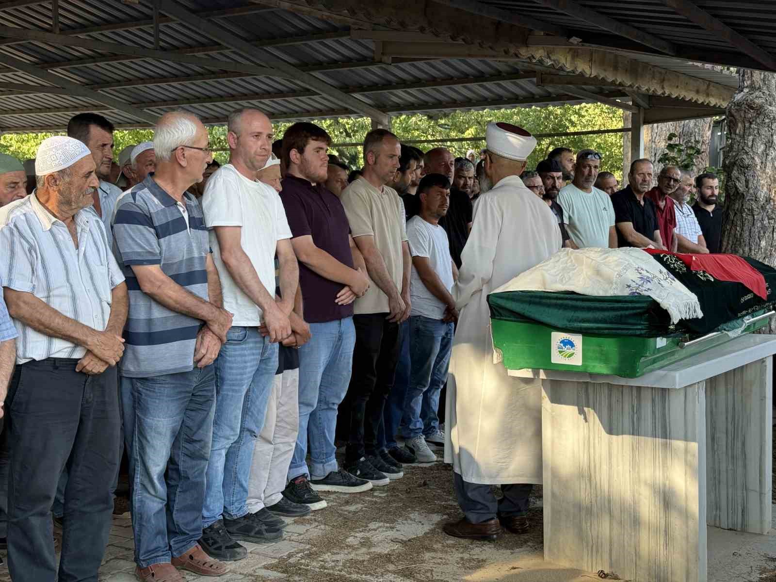 Bıçaklanarak öldürülen 21 yaşındaki genç memleketi Sakarya’da defnedildi
?v=1