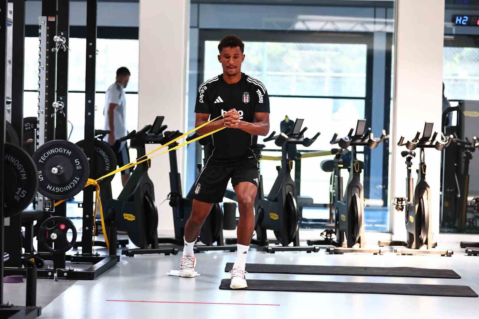 Beşiktaş, günün ikinci antrenmanında salonda çalıştı
?v=1