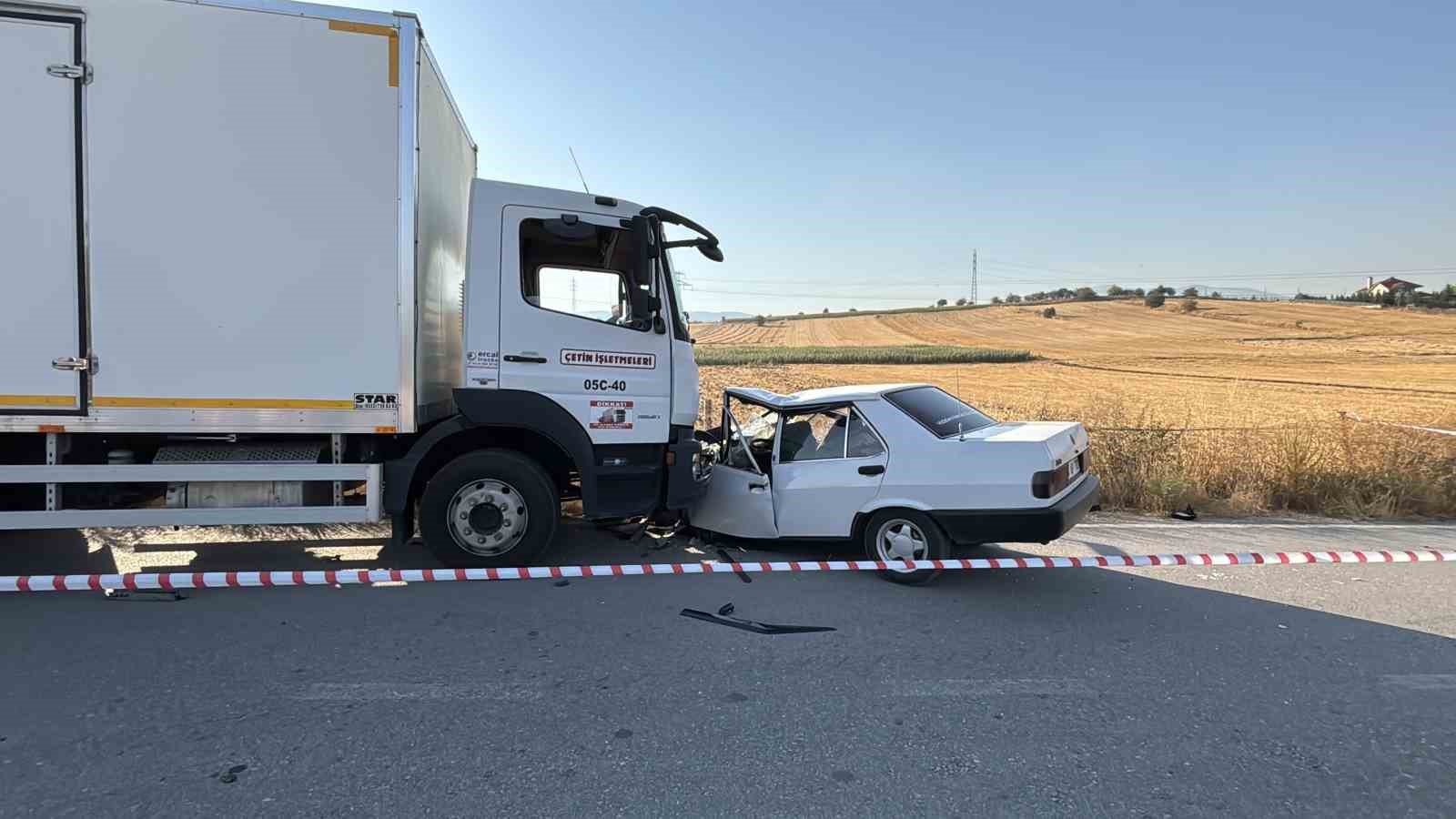 Bolu’da kamyonla çarpışan Fiat Tofaş hurdaya döndü: 1’i ağır 2 yaralı
?v=1