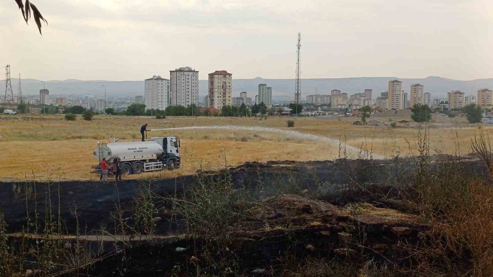 Ot yangını büyümeden söndürüldü
?v=1
