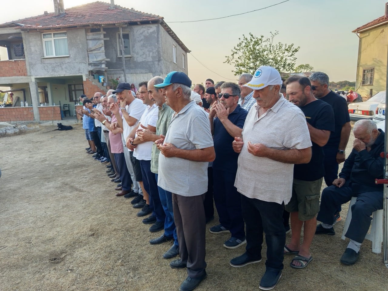 Biri kazada, diğeri hastanede vefat eden çift yan yana toprağa verildi
?v=1