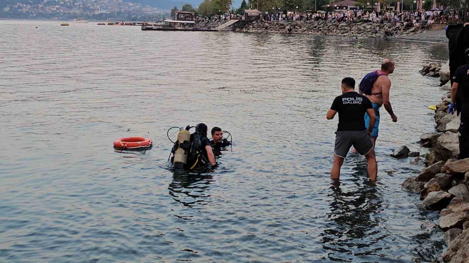 21 yaşındaki genç yüzmek için girdiği Sapanca Gölü’nde boğuldu
?v=1
