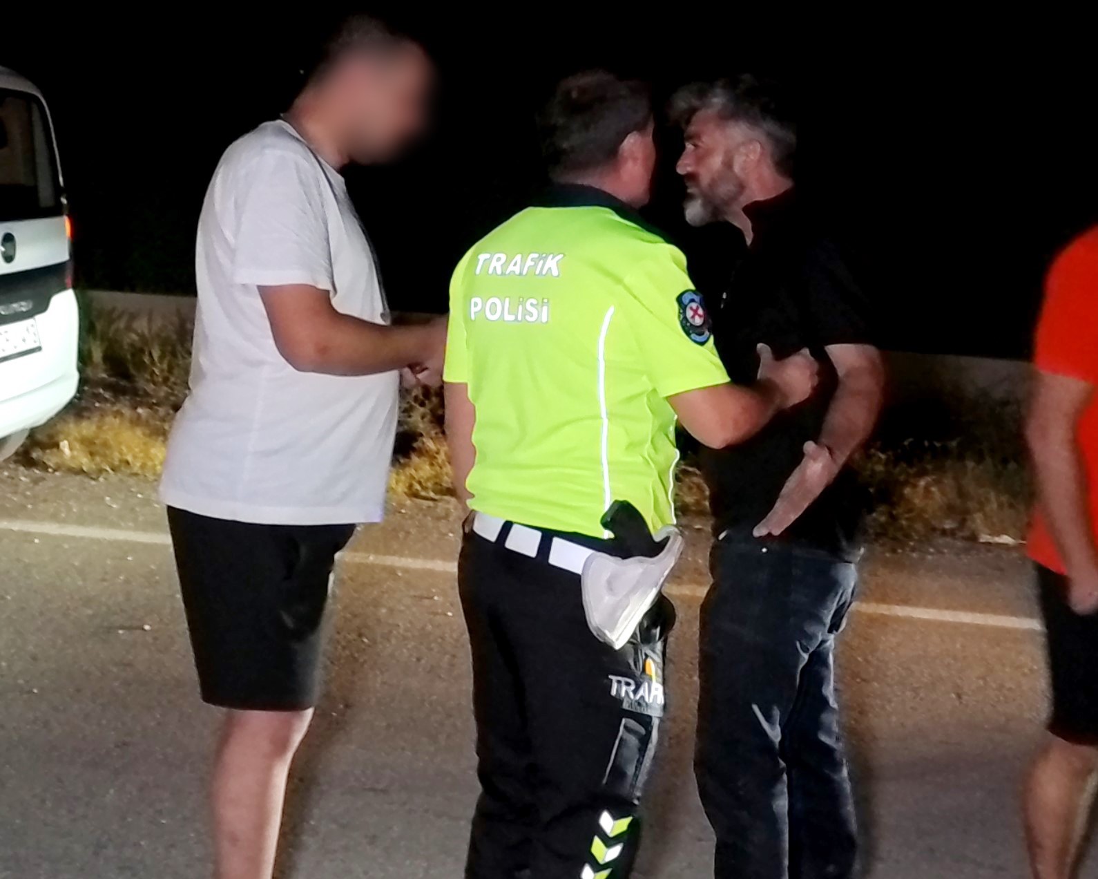 Alkollü sürücü ile vatandaşın  Sen neden çekiyorsun?  polemiği kamerada
?v=1