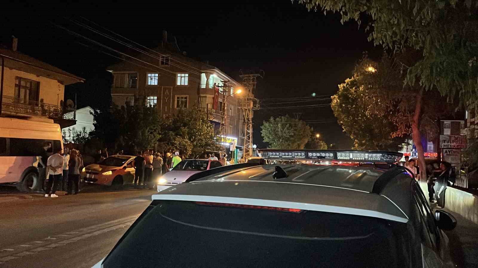 Yola fırlayan çocuğa iki otomobil çarptı
?v=1