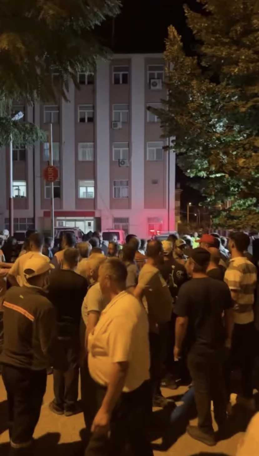 Orman yangını sebebiyle 6 köyün boşaltıldığı Harmancık’ta gerginlik
?v=1