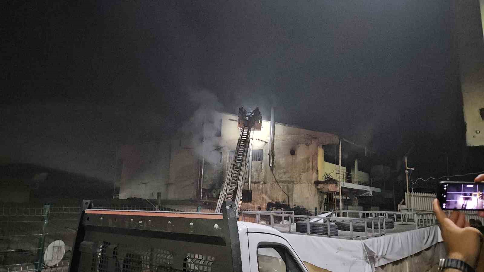 Zeytinburnu’nda atölye alevlere teslim oldu
