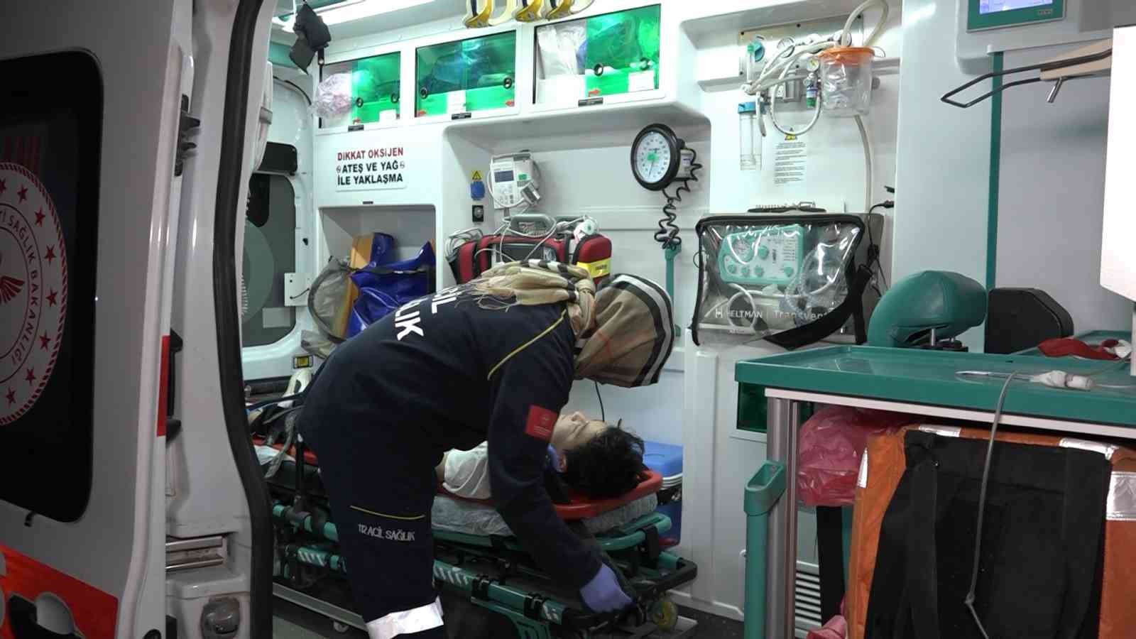 Yardım için yola çıkan baba-oğul kaza yaptı
?v=1