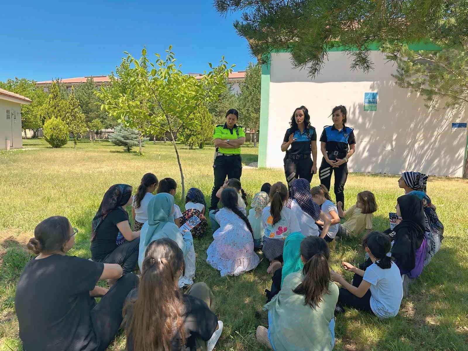 Erzincan polisi çocukları bilgilendiriyor
?v=1