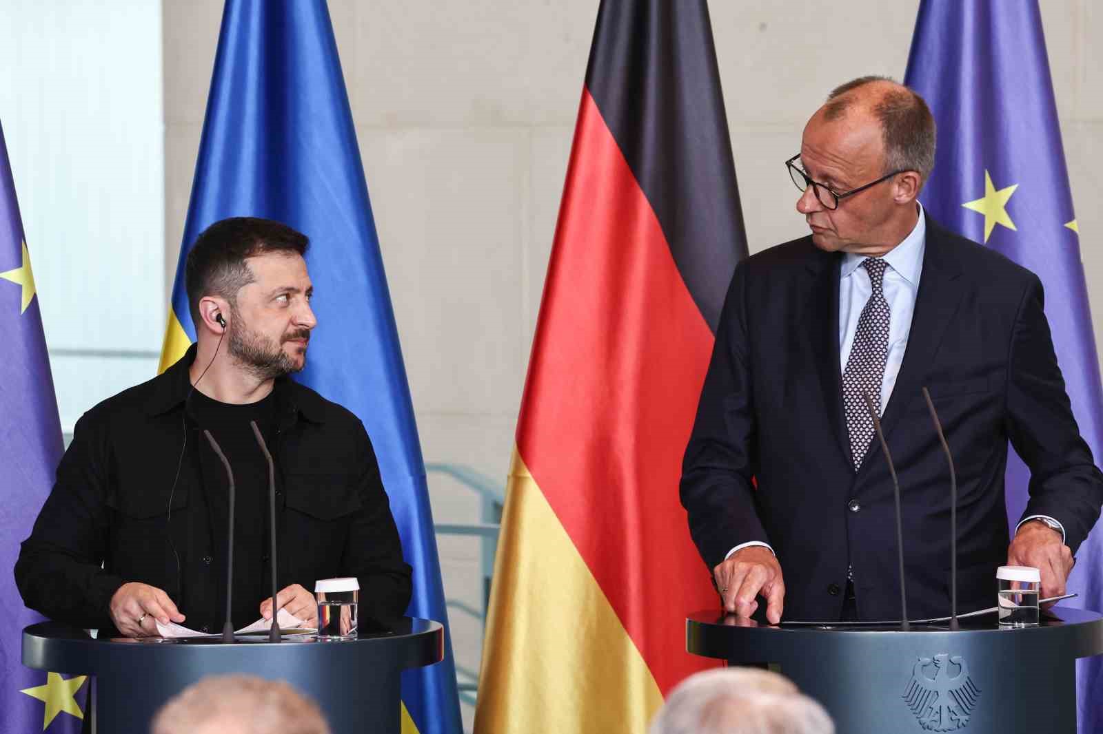 Zelenskiy:  Putin blöf yapıyor, Alaska’daki görüşme öncesi Ukrayna cephesinin her noktasında baskı kurmaya çalışıyor 
?v=1