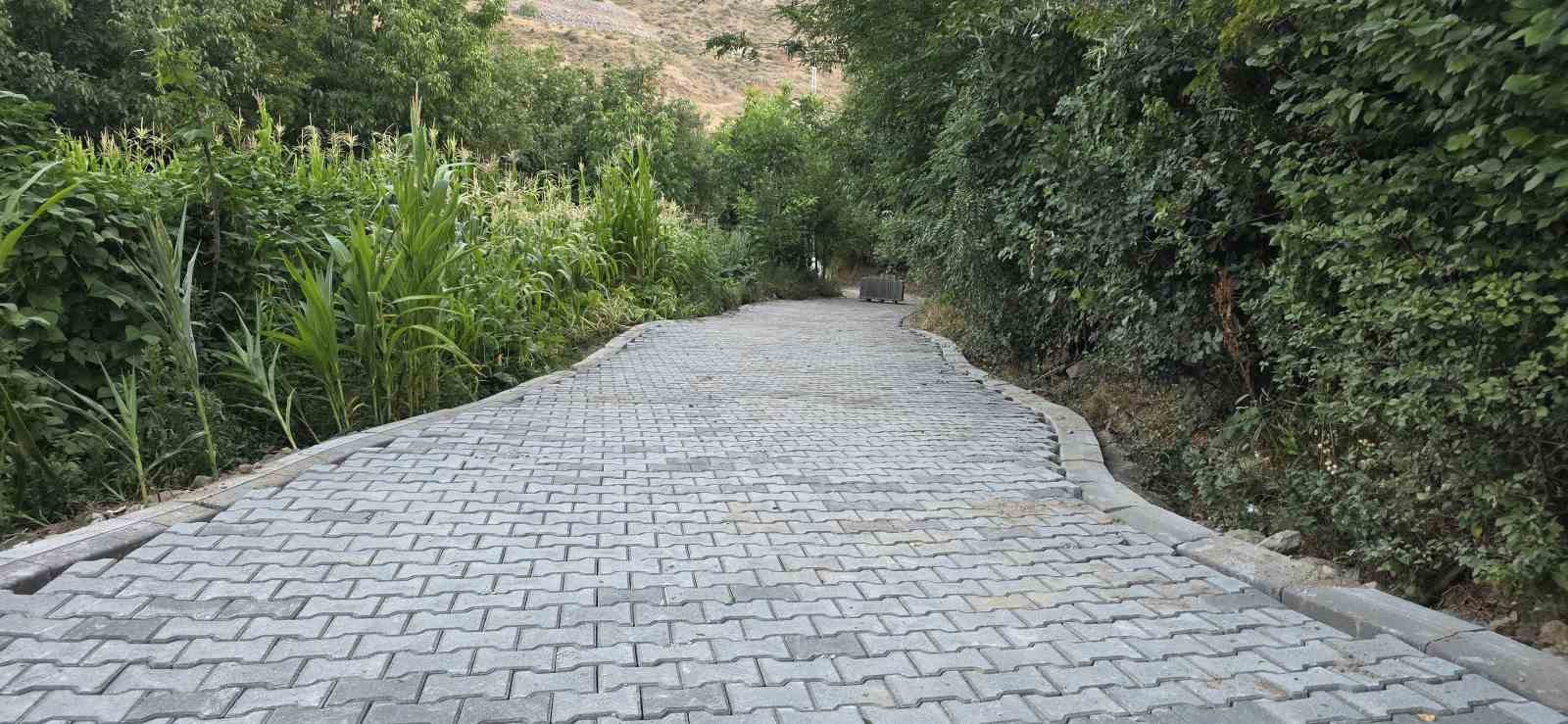 Engelli vatandaşın evinin yolu yenilendi
?v=1