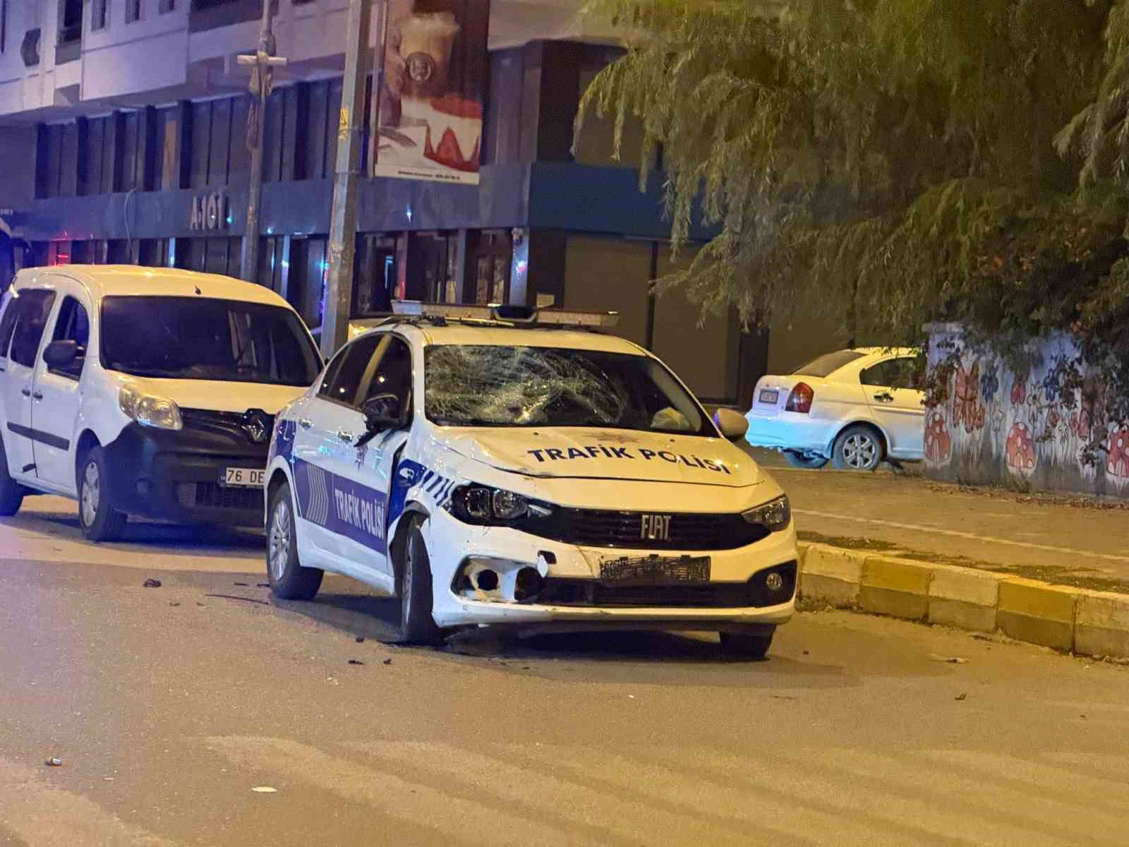 Iğdır’da motosiklet ile polis aracı çarpıştı: 2 ağır yaralı
?v=1