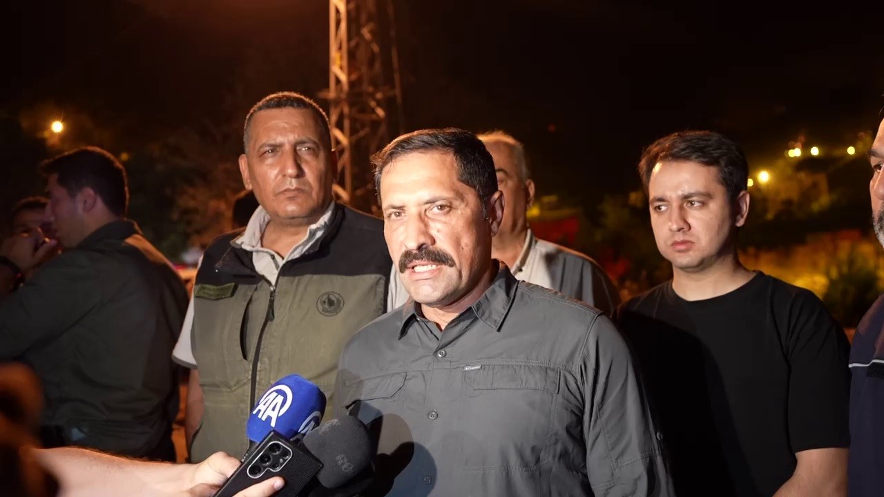 Hatay’daki orman yangınıyla ilgili Vali Masatlı’dan açıklama:  Şu an itibarıyla can ve mal kaybımız söz konusu değil 
?v=1