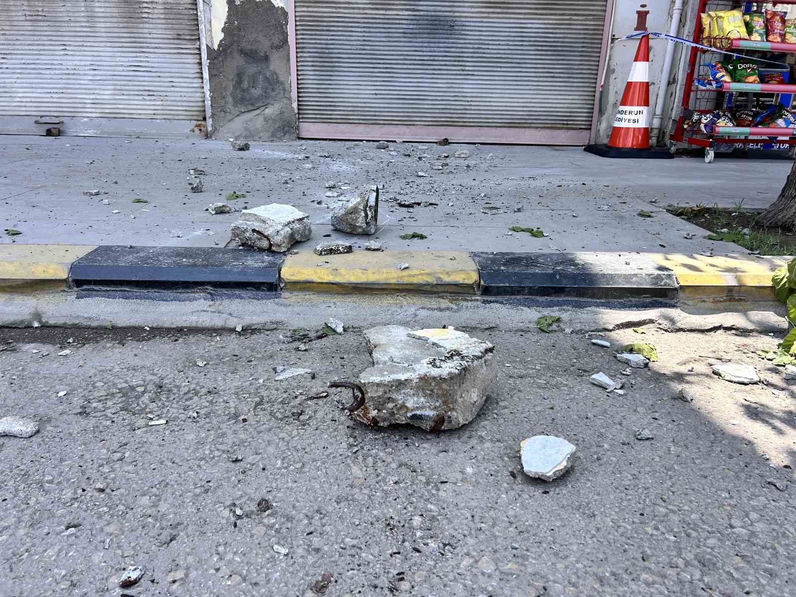 İskenderun’da binadan kopan taş parçaları korkuttu
?v=1