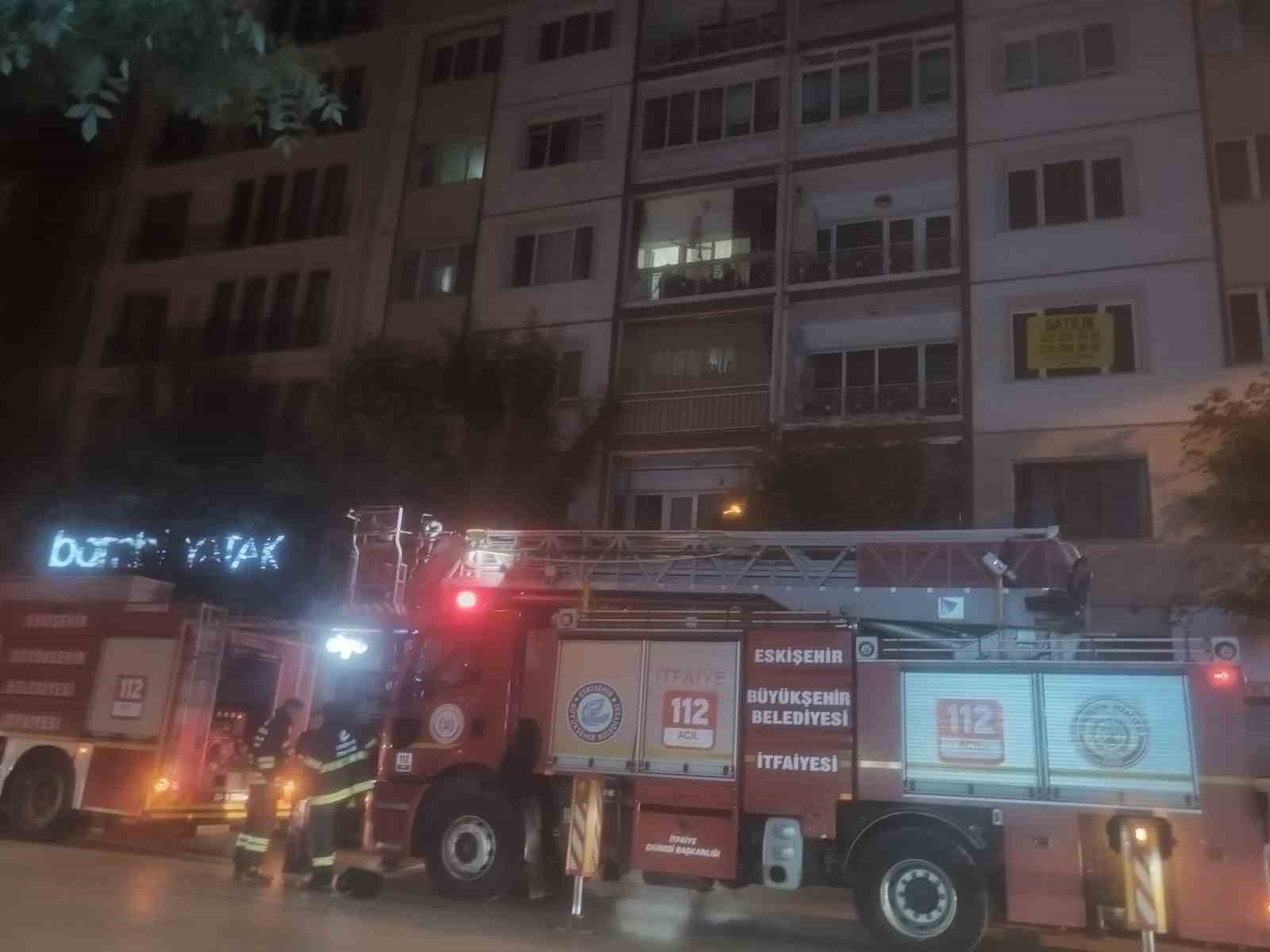 Apartmanda gece çıkan yangın mahalleyi ayağa kaldırdı: 1 yaralı
?v=1