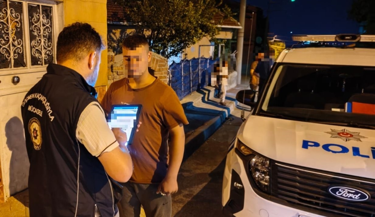 Polis ekiplerinin düzensiz göçle mücadelesi sürüyor
?v=1